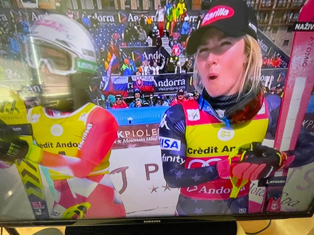 Shiffrinová (vpravo) chcela určite viac ako 3. miesto v slalome. Svedčí o tom aj jej výraz v tvári po dojazde Vlhovej do cieľa.