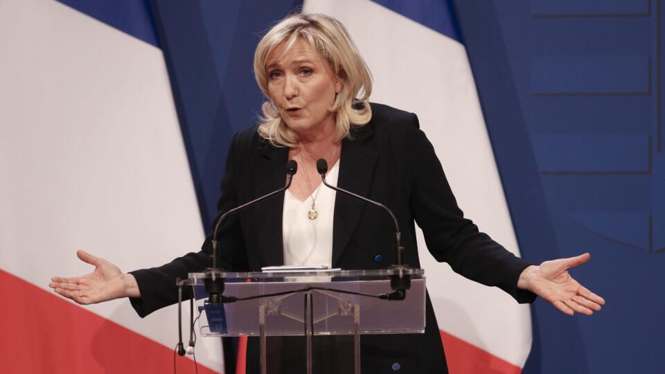 JB 11 Budapešť - Predsedníčka francúzskeho krajne pravicového Národného združenia (RN) Marine Le Penová počas tlačovej konferencie s maďarským premiérom Viktorom Orbánom po ich stretnutí v Budapešti 26. októbra 2021. FOTO TASR/AP
French far-right leader Marine le Pen gestures during a joint press conference with Hungarian Prime Minister Viktor Orban in Budapest, Hungary, , Tuesday, Oct. 26, 2021. (AP Photo/Laszlo Balogh)