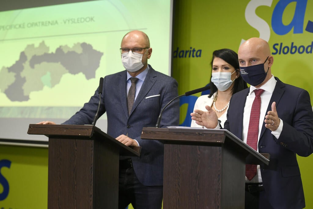 Zľava predseda SaS a minister hospodárstva SR Richard Sulík, predsedníčka Výboru NR SR pre zdravotníctvo Janka Bittó Cigániková a podpredseda SaS a minister školstva, vedy, výskumu a športu (MŠVVŠ) SR Branislav Gröhling počas tlačovej konferencie strany SaS k predstaveniu protipandemického plánu Semafor 23. novembra 2020 v Bratislave. FOTO TASR - Pavel Neubauer 