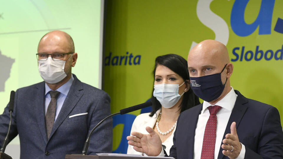 Zľava predseda SaS a minister hospodárstva SR Richard Sulík, predsedníčka Výboru NR SR pre zdravotníctvo Janka Bittó Cigániková a podpredseda SaS a minister školstva, vedy, výskumu a športu (MŠVVŠ) SR Branislav Gröhling počas tlačovej konferencie strany SaS k predstaveniu protipandemického plánu Semafor 23. novembra 2020 v Bratislave. FOTO TASR - Pavel Neubauer
