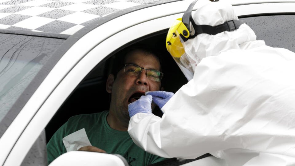 Na snímke testovanie nového koronavírusu u ľudí priamo z okna auta (systém drive-through) v externom odberovom mieste na ochorenie COVID-19 pred centrálnym laboratóriom Medirex, ktoré zabezpečujú dobrovoľníci z radov lekárov a vedeckých pracovníkov.