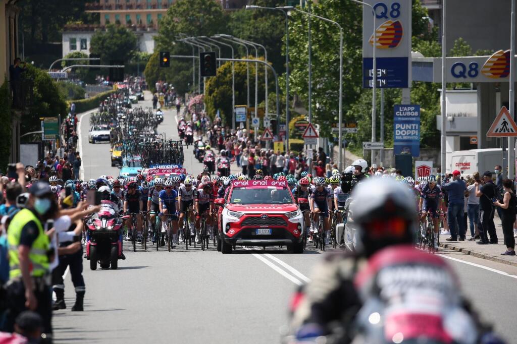 Štart 20. etapy Giro d´Italia vyvolal v mestečku Verbania-Valle Spluga ošiaľ. Stovky fanúšikov vyprevádzali cyklistov na 164-kilometrovú trať.