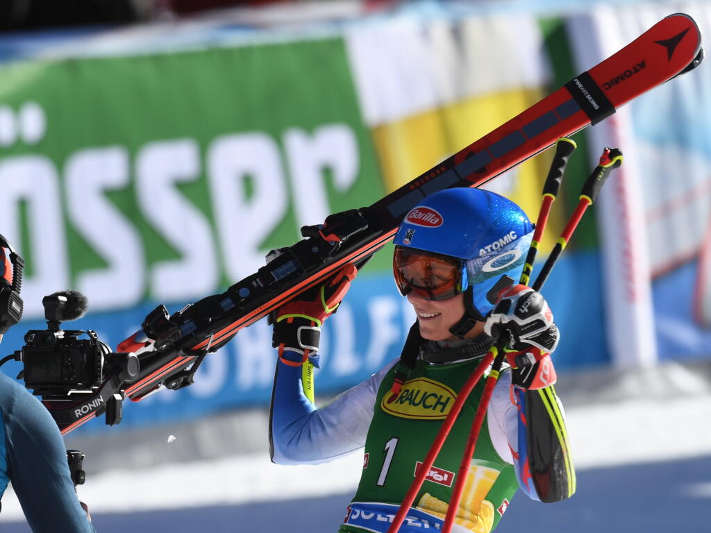 Američanka Mikaela Shiffrinová sa teší na pódiu po triumfe v otváracom obrovskom slalome novej sezóny Svetového pohára alpských lyžiarok na ľadovci Rettenbach v rakúskom Söldene v sobotu 23. októbra 2021. Slovenka Petra Vlhová skončila na treťom mieste, druhá bola Švajčiarka Lara Gutová-Behramiová. FOTO TASR - Martin Baumann