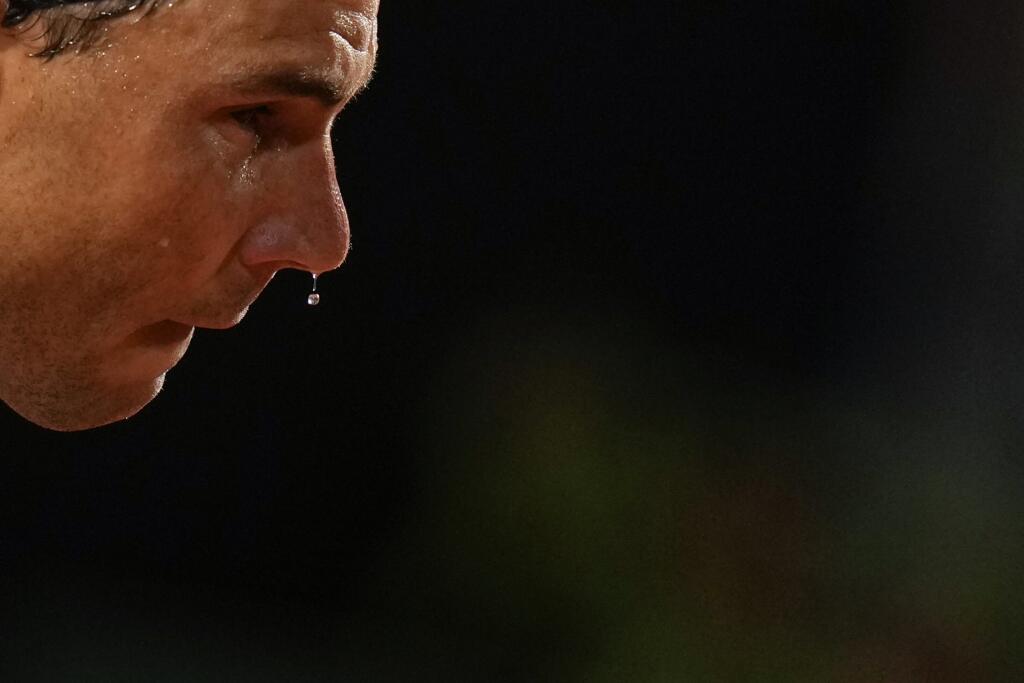 WA 59 Rím - Španielsky tenista Rafael Nadal sa potí počas podania v osemfinálovom zápase mužskej dvojhry proti Kanaďanovi Denisovi Shapovalovi na turnaji ATP Masters 1000 v Ríme vo štvrtok 12. mája 2022. FOTO TASR/AP
Rafael Nadal of Spain sweats as he prepares to serve a ball during his match against Denis Shapovalov of Canada at the Italian Open tennis tournament, in Rome, Thursday, May 12, 2022. (AP Photo/Alessandra Tarantino)