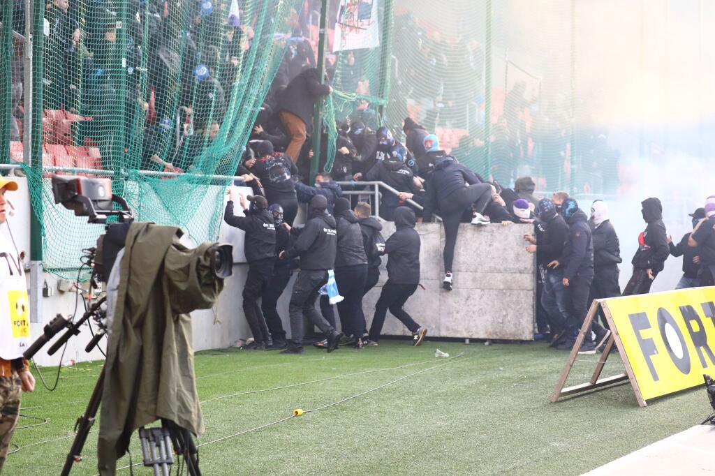 Derby Trnavy so Slovanom predčasne ukončili po tom, ako ihrisko zaplavili chuligáni, ktorí sa bili hlava-nehlava.