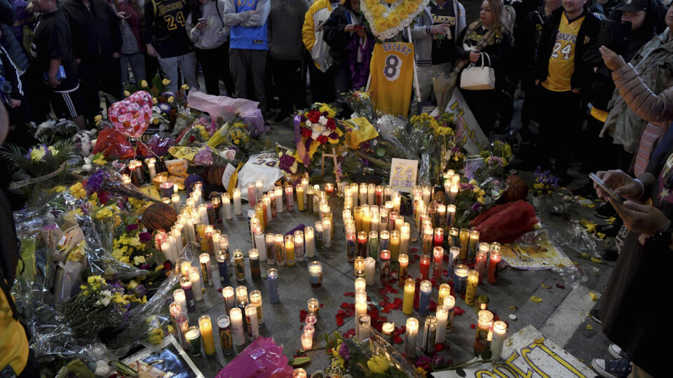 WA 32 Los Angeles - Ľudia sa zhromaždili pred domovským stánkom basketbalového klubu Los Angeles Lakers na pamiatku zosnulého bývalého hráča LA Lakers Kobeho Bryanta v kalifornskom meste Los Angeles 26. januára 2020. Jeden z najlepších basketbalistov histórie Kobe Bryant zahynul v nedeľu 26. januára 2020 po páde helikoptéry vo veku 41 rokov. Podľa TMZ Sports zahynulo päť ľudí vrátane Bryantovej 13-ročnej dcéry Gianny Marie-Onore. FOTO TASR/AP
People gather at a memorial near Staples Center aft