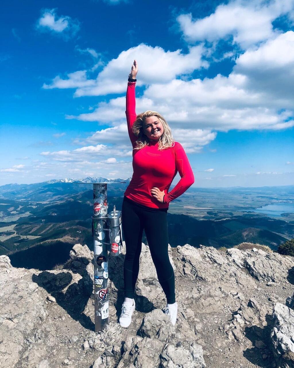 Evelyn podľahla turistike.