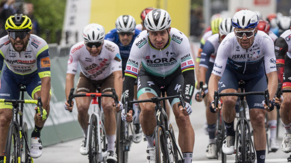 JB 16 Martigny - Slovenský cyklista Peter Sagan (uprostred) víťazí v 1. etape cyklistických pretekov Okolo Romandie na trati Aigle - Martigny dlhej 168,1 km vo švajčiarskom meste Martigny 28. apríla 2021. FOTO TASR/AP
Peter Sagan from Slovakia of team Bora-Hansgrohe, center, crosses the finish line as the winner of the first stage, a 168 km race between Aigle and Martigny at the 74th Tour de Romandie UCI ProTour cycling race in Martigny, Switzerland, Wednesday, April 28, 2021. (Jean-Christophe