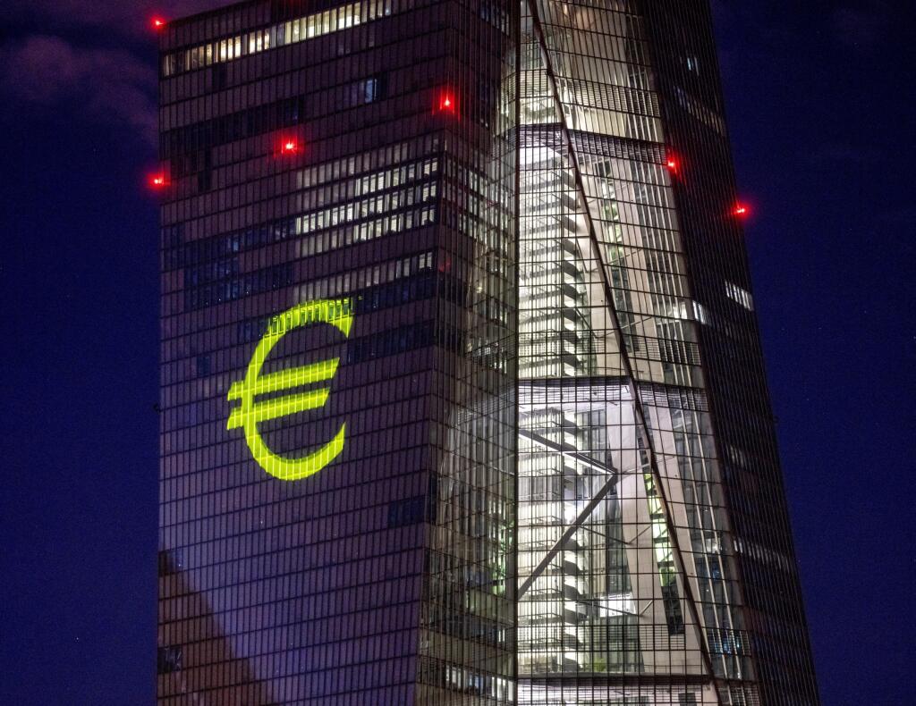 KK41 archív - Na archívnej snímke z 30. decembra 2021 svetelná inštalácia na budove Euópskej centrálne banky počas príprav vo Frankfurte nad Mohanom. Spotrebiteľské ceny v eurozóne zrýchlili na začiatku roka 2022 na nový rekord. Inflácia sa tak vyvíjala opačným smerom, než očakávali trhy. Pod rekordný rast spotrebiteľských cien sa podpísali najmä ceny energií, ktoré sa medziročne zvýšili o 28,6 %. V decembri rast zaznamenal 25,9 %. FOTO TASR/AP
FILE - A light installation is projected onto the b