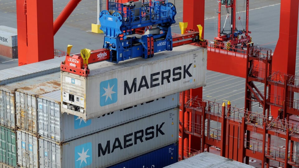 WA 25 archív Wilhelmshaven - Na archívnej snímke zo 7. marca 2015 žeriav vykladá kontajner s nápisom Maersk z lode v prístavnom meste Wilhelmshaven, spolkovej krajine Dolné Sasko na severe Nemecka. Dánska spoločnosť A.P. Moller-Maersk, ktorá je najväčším prepravcom lodných kontajnerov na svete, očakáva, že chaos v dodávateľskom reťazci bude pokračovať aj v roku 2022. Rekordne vysoké prepravné sadzby spôsobené preťažením prístavov v súvislosti s pandémiou nového koronavírusu, nedostatkom kontajn