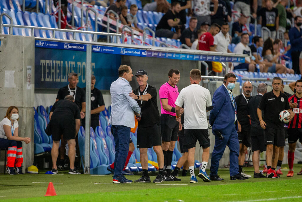 ŠK Slovan Bratislava a Lincoln Red Imps FC sa stretol v zápase tretieho kola kvalifikácie Európskej ligy na Tehelnom poli v Bratislave. Na snímke je Vladimír Weiss a Raul Castillo.