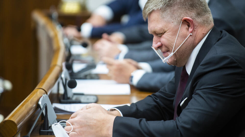 Na snímke poslanec NR SR Robert Fico (Smer-SD) počas hlasovania o programovom vyhlásení vlády SR 4. mája 2021 v Bratislave. FOTO TASR – Jakub Kotian