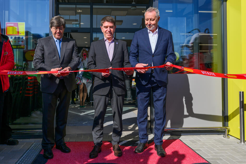 Na snímke zľava predseda predstavenstva skupiny Jeronimo Martins Group Pedro Soares Dos Santos, starosta obce Dunajská Lužná Ernest Németh a starosta obce Miloslavov Milan Baďanský počas otvorenia prvého obchodu reťazca Biedronka na Slovensku v obci Miloslavov v okrese Senec v stredu 5. marca 2025. Reťazec Biedronka, súčasť spoločnosti Jerónimo Martins, oficiálne vstúpil na slovenský maloobchodný trh. Pred otvorením prvej predajne v Miloslavove neďaleko Bratislavy spoločnosť pripravila nové dist