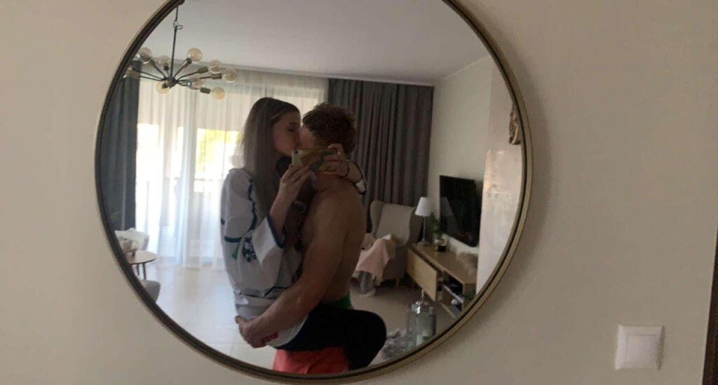 Nádejný slovenský hokejista Adam Sýkora verí, že pri jeho kariérnom raste bude bezpochyby chcieť byť aj jeho krásna priateľka Linda Gajdošíková. S tou sa zoznámil na nitrianskom gymnáziu.