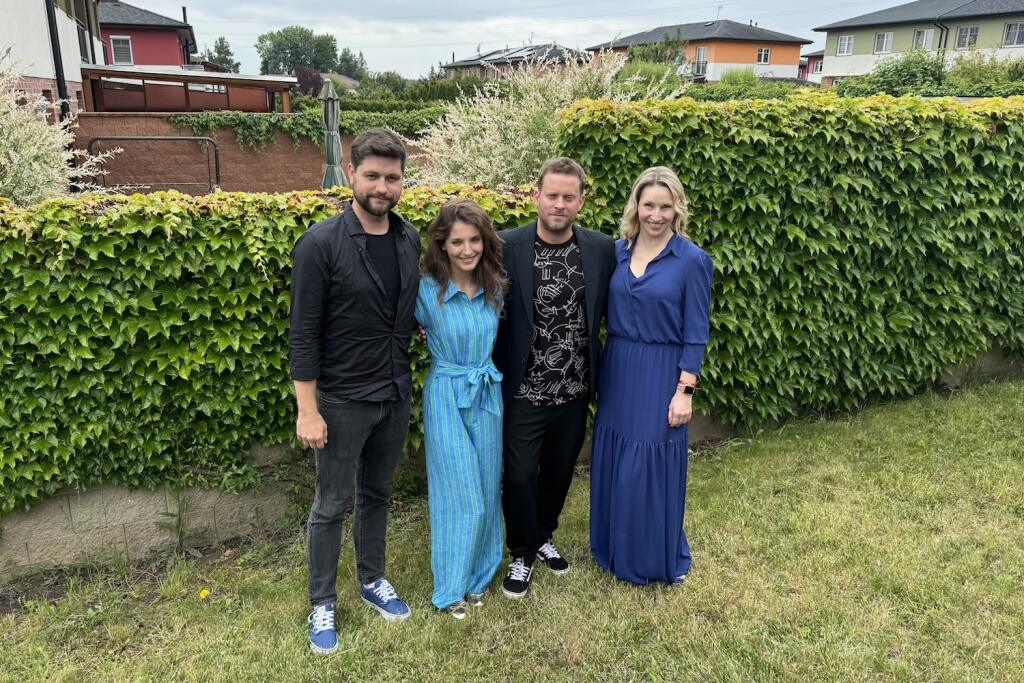 Zľava režisér Jakub Machala, herci Sara Sandeva a Jakub Prachař a producentka Jana Boušková pri prvej klapke seriálu Jakub a Sara.