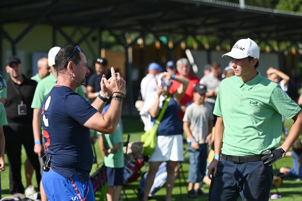 Na snímke vľavo strieborný medailista v golfe z XXXII. letných OH v Tokiu Rory Sabbatini dáva golfové rady mladému golfistovi počas tréningu v areáli Golf Trnava v utorok 3. augusta 2021.