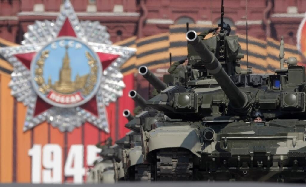 WA15 Moskva - Ve¾kolepá prehliadka vojenskej techniky poèas osláv 65. výroèia víazstva nad fašizmom a ukonèenia druhej svetovej vojny na moskovskom Èervenom námestí 9. mája 2010.Poèas pochodu pri múroch Krem¾a sa predstavilo 10.500 ruských vojakov a zhruba 1000 príslušníkov ozbrojených síl ïalších 13 krajín. Prvýkrát medzi nimi boli vojaci èlenských krajín NATO - USA, Ve¾kej Británie, Francúzska a Po¾ska. Tieto štáty tvorili poèas vojny so Sovietskym zväzom antihitlerovskú koalíciu. FOTO TASR /