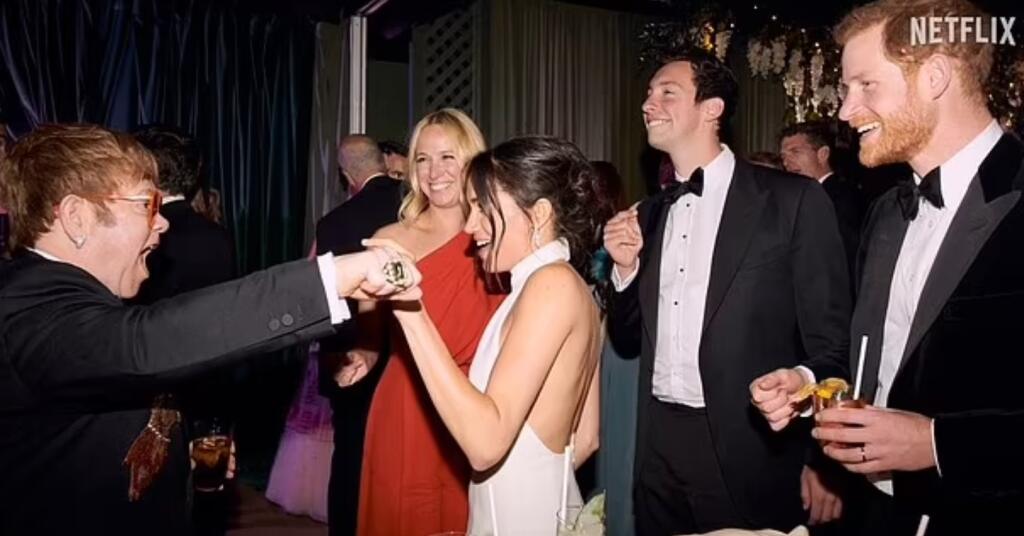 V nových ukážkach druhej série dokumentu sa objavili aj zábery vojvodkyne Meghan ako počas svadobnej veselice tancuje Sirom Eltonom Johnom. Fanúšikovia na sociálnych sieťach najviac ocenili Harryho tanečné pohyby.