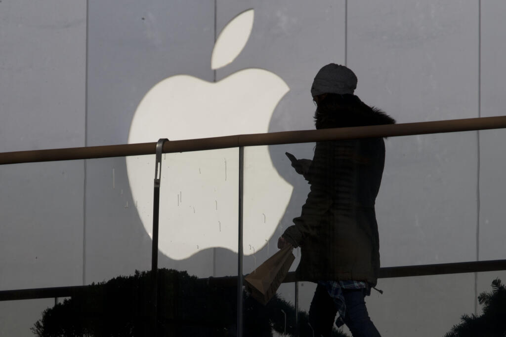 WA 42 archív Peking - Na archívnej snímke z 23. decembra 2013 žena si prezerá telefón a kráča okolo loga americkej spoločnosti Apple v Pekingu. Americká spoločnosť Apple plánuje zvýšiť produkciu iPhonov v 1. polroku tohto roka zhruba o desatinu. Jej plány však môže zhatiť nový koronavírus, ktorý sa šíri v Číne. Uviedol to v utorok Nikkei Asian Review. FOTO TASR/AP   

FILE - In this Dec. 23, 2013, file photo, a woman using a phone walks past Apple's logo near its retail outlet in Beijing. The FB