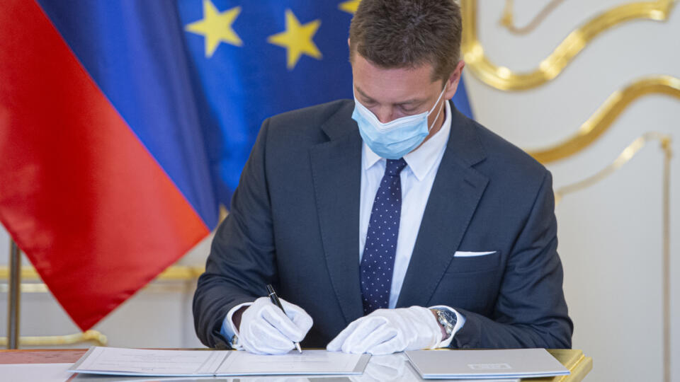 Na snímke minister dopravy a výstavby SR Andrej Doležal (Sme rodina) podpisuje menovací dekrét v Prezidentskom paláci v Bratislave, 21. marca 2020. FOTO TASR - Michal Svítok