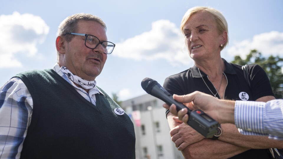 Na snímke Jozef Kuciak, otec zavraždeného Jána Kuciaka a Zlatica Kušnírová, matka zavraždenej Martiny Kušnírovej po rozsudku v kauze vraždy novinára Jána Kuciaka a jeho snúbenice Martiny Kušnírovej na Špecializovanom trestnom súde (ŠTS) v Pezinku 3. septembra 2020. Senát ŠTS vo štvrtok oslobodil spod obžaloby v kauze vraždy novinára Jána Kuciaka a jeho snúbenice Martiny Kušnírovej obžalovaných Mariana K. a Alenu Zs. Obžalovaného Tomáša Sz. súd uznal vinným a vymeral mu trest 25 rokov odňatia slo