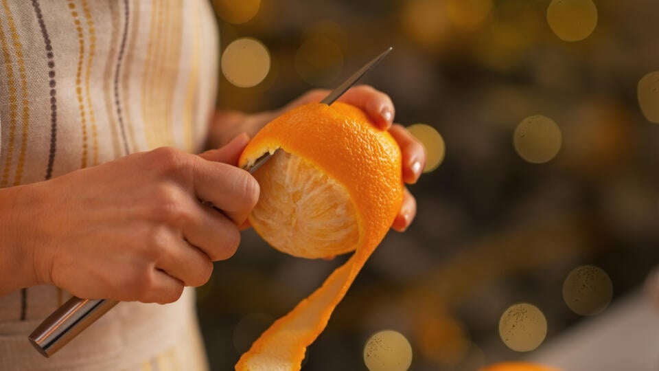 Closeup,On,Young,Housewife,Removing,Orange,Peel