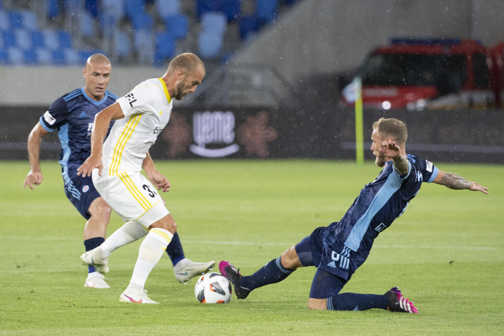 Na snímke sprava Joeri De Kamps (Slovan), Marek Hlinka (Zlín) a Jaba Kankava (Slovan) počas prípravného futbalového stretnutia ŠK Slovan Bratislava - FC Zlín v Bratislave 30. júna 2021. FOTO TASR - Pavel Neubauer