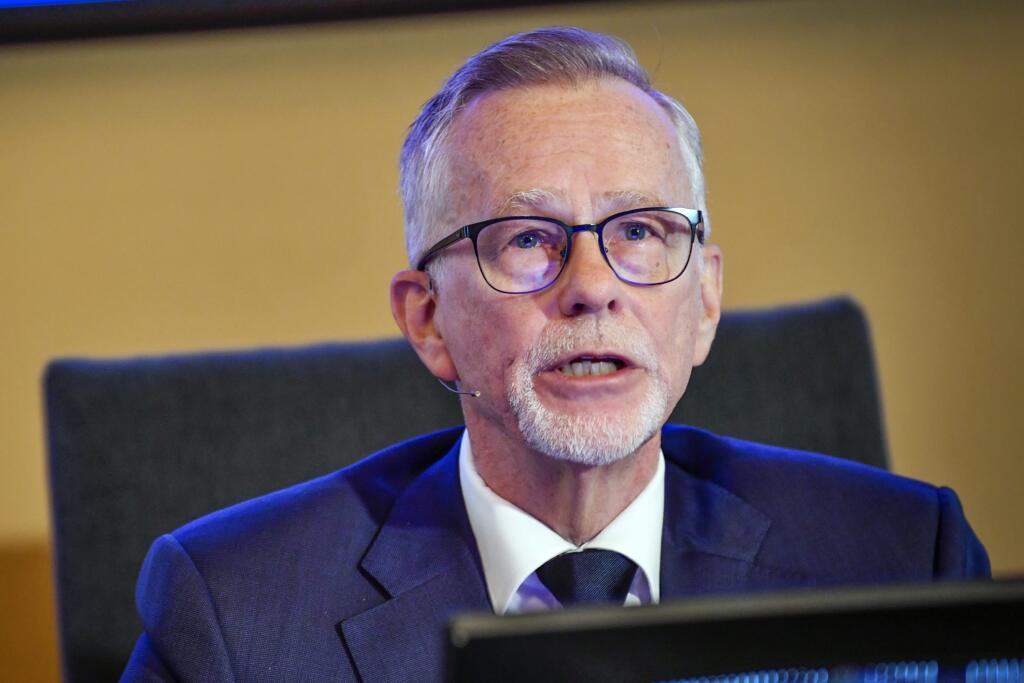 Generálny tajomník výboru švédskej Kráľovskej akadémie vied Goran Hansson oznamuje držiteľov Nobelovej ceny