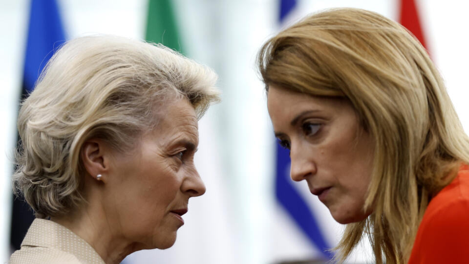 KK24 Štrasburg - Na snímke predsedníčka Európskej komisie (EK) Ursula von der Leyenová (vľavo) a predsedníčka Európskeho parlamentu (EP) Roberta Metsolová sa rozprávajú pred zasadnutím Európskeho parlamentu venovanom prvému roku po ruskej invázii na Ukrajinu, 15. februára 2023 v Štrasburgu. FOTO TASR/AP
European Commission President Ursula von der Leyen , left, talks to European Parliament's President Roberta Metsola before a session on one year after Russia's invasion of Ukraine, Wednesday, Feb