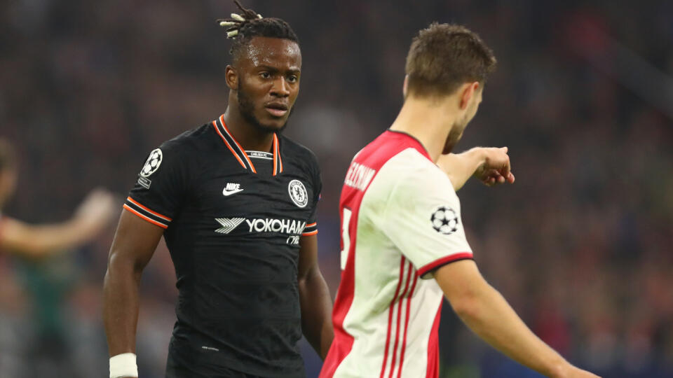 Futbalisti Ajaxu Amsterdam prehrali v stredajšom zápase H-skupiny Ligy majstrov 2019/2020 s londýnskou Chelsea 0:1.