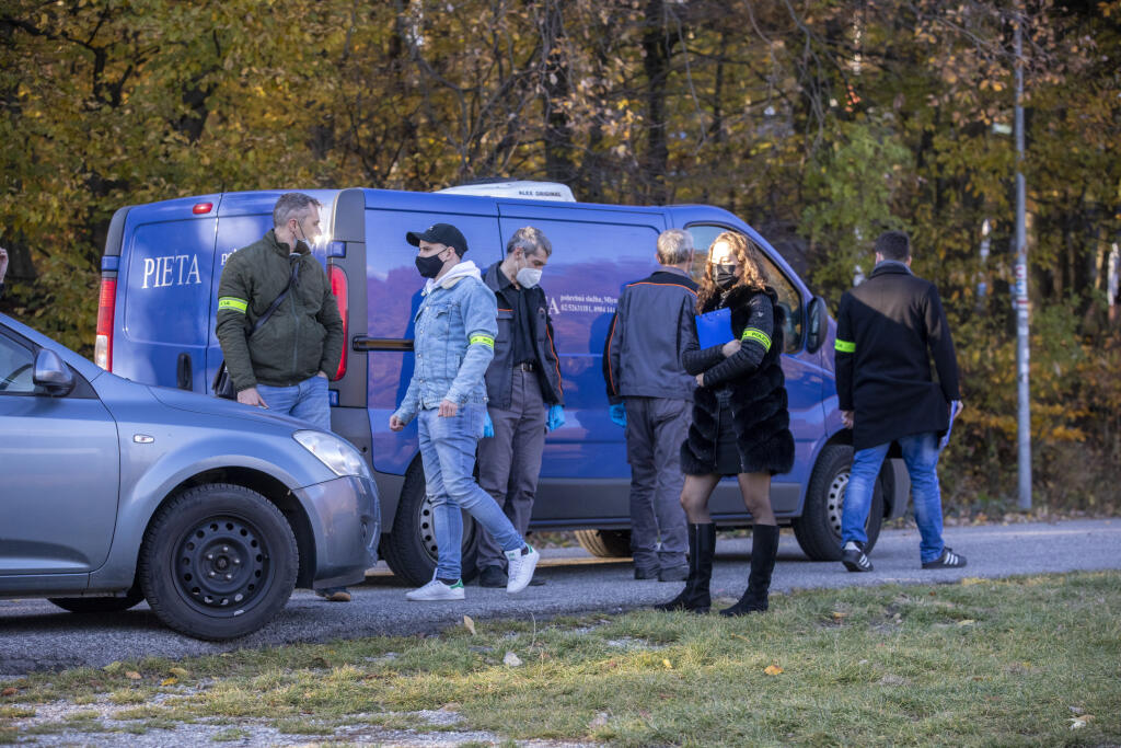 Na snímke hasiči a policajti vynášajú telo tragicky zosnulého hokejistu Dušana Pašek.