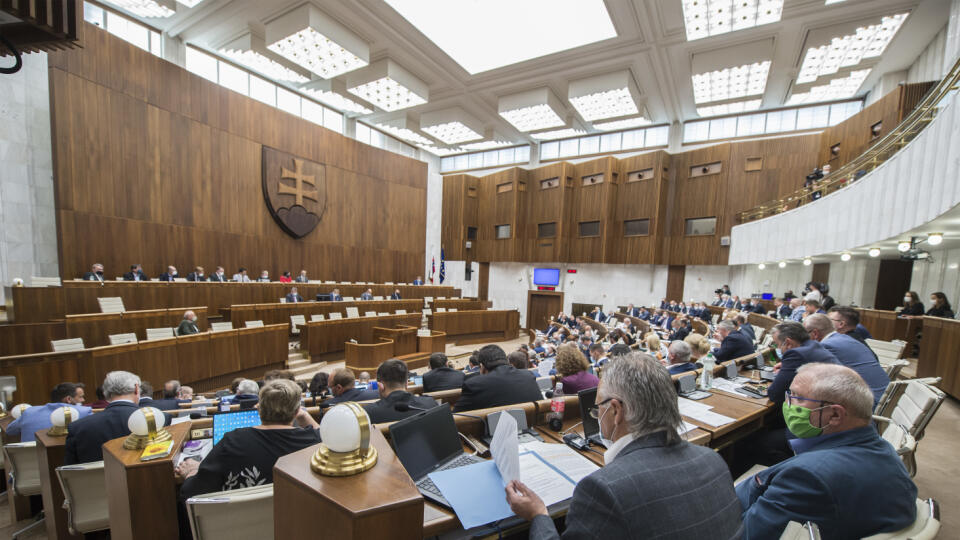 Na snímke poslanci Národnej rady (NR) SR počas rokovania 9. schôdze parlamentu 8. júla 2020 v Bratislave. FOTO TASR - Martin Baumann