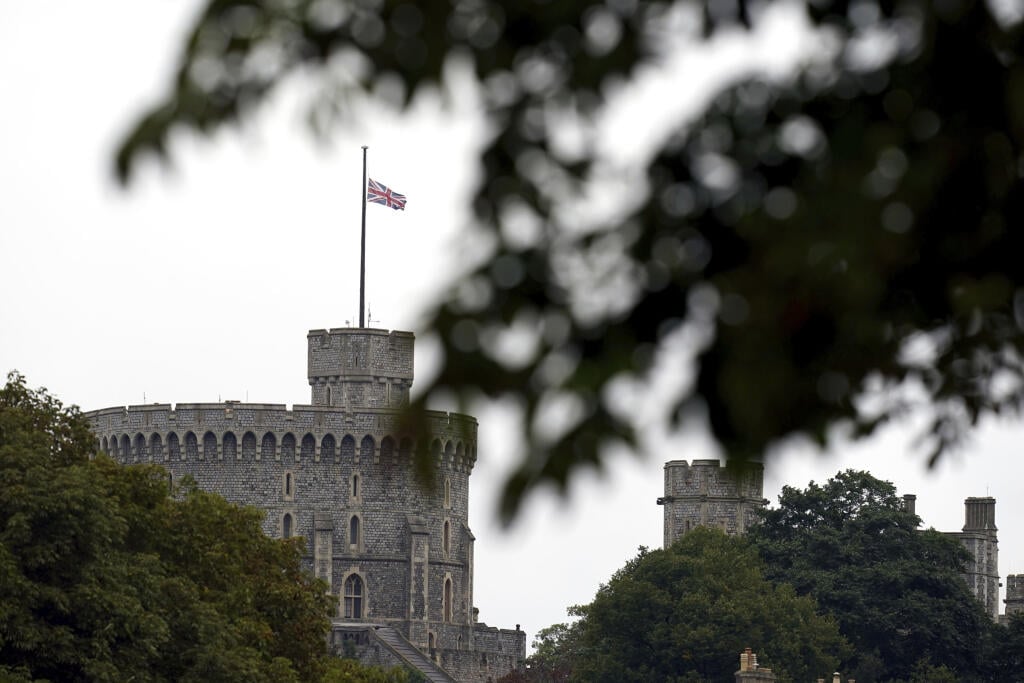 Britská zástava stiahnutá na pol žrde na Windsorskom zámku v anglickom meste Berkshire 9. septembra 2022.