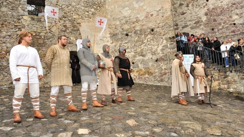 Templári obsadia Strečno a ukážu návštevníkom ako sa žilo v stredoveku.