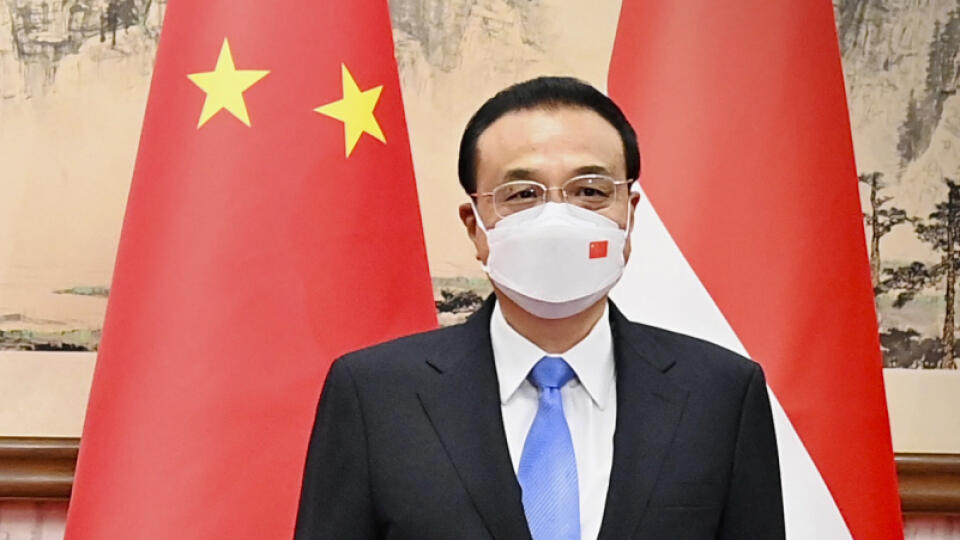 EBE 7 Peking - Na snímke zľava indonézsky prezident Joko Widodo a čínsky premiér Li Kche-čchiang počas stretnutia Pekingu v utorok 26. júla 2022. FOTO TASR/AP
In this photo released by the Press and Media Bureau of the Indonesian Presidential Palace, Indonesian President Joko Widodo, left, pose for photographers with Chinese Premier Li Keqiang during their meeting in Beijing, China, Tuesday, July, 26, 2022. Widodo arrived in Beijing on Monday night on the first stop of a trip that will also