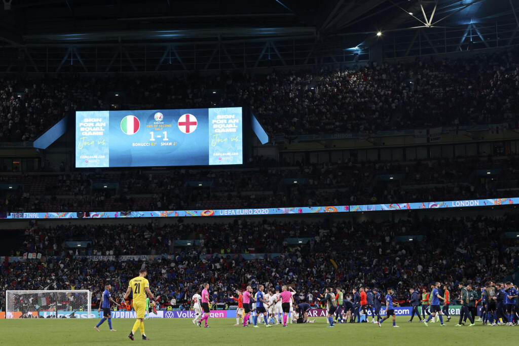 WA 56 Londýn - Elektronická tabuľa ukazuje stav 1:1 po skončení riadneho hracieho času vo finálovom zápase Anglicko - Taliansko na EURO 2020 vo futbale v londýnskom Wembley 11. júla 2021. Duel sa v riadnom hracom čase i predĺžení skončil nerozhodne 1:1. Anglicko prehralo v jedenástkovom rozstrele 2:3. FOTO TASR/AP
The video screen shows the score at the end of 90 minutes during the Euro 2020 soccer championship final match between England and Italy at Wembley stadium in London, Sunday, July 11,