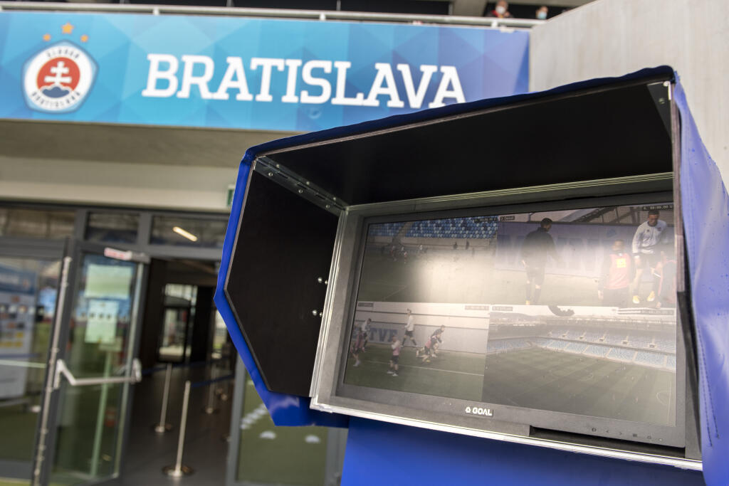 Videoasistent rozhodcu VAR má za sebou úspešnú premiéru na slovenských trávnikoch.