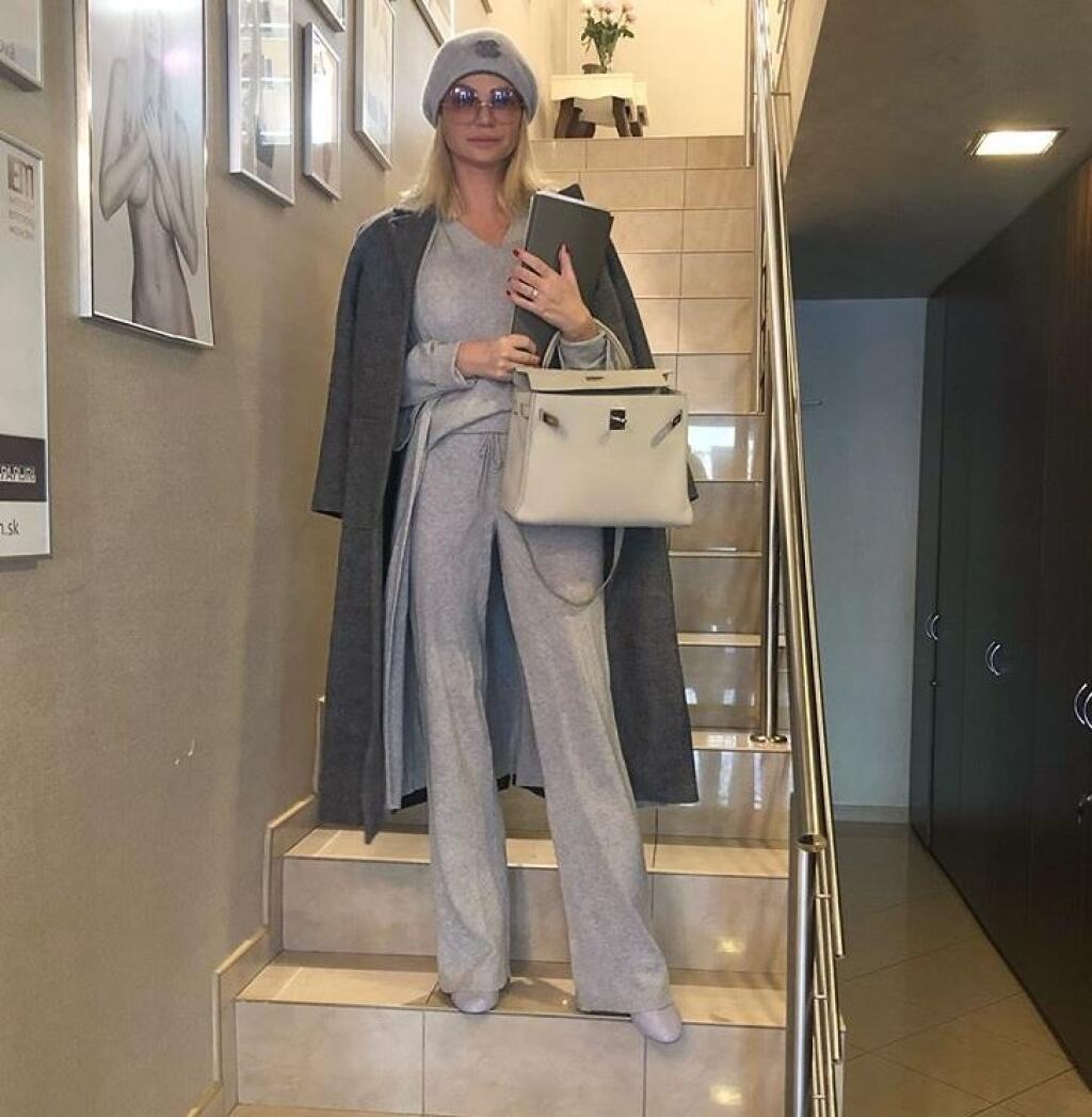 Alena Pallová razí nový módny trend. Svoje hriešne drahé outfity ladí do jedného odtieňu.