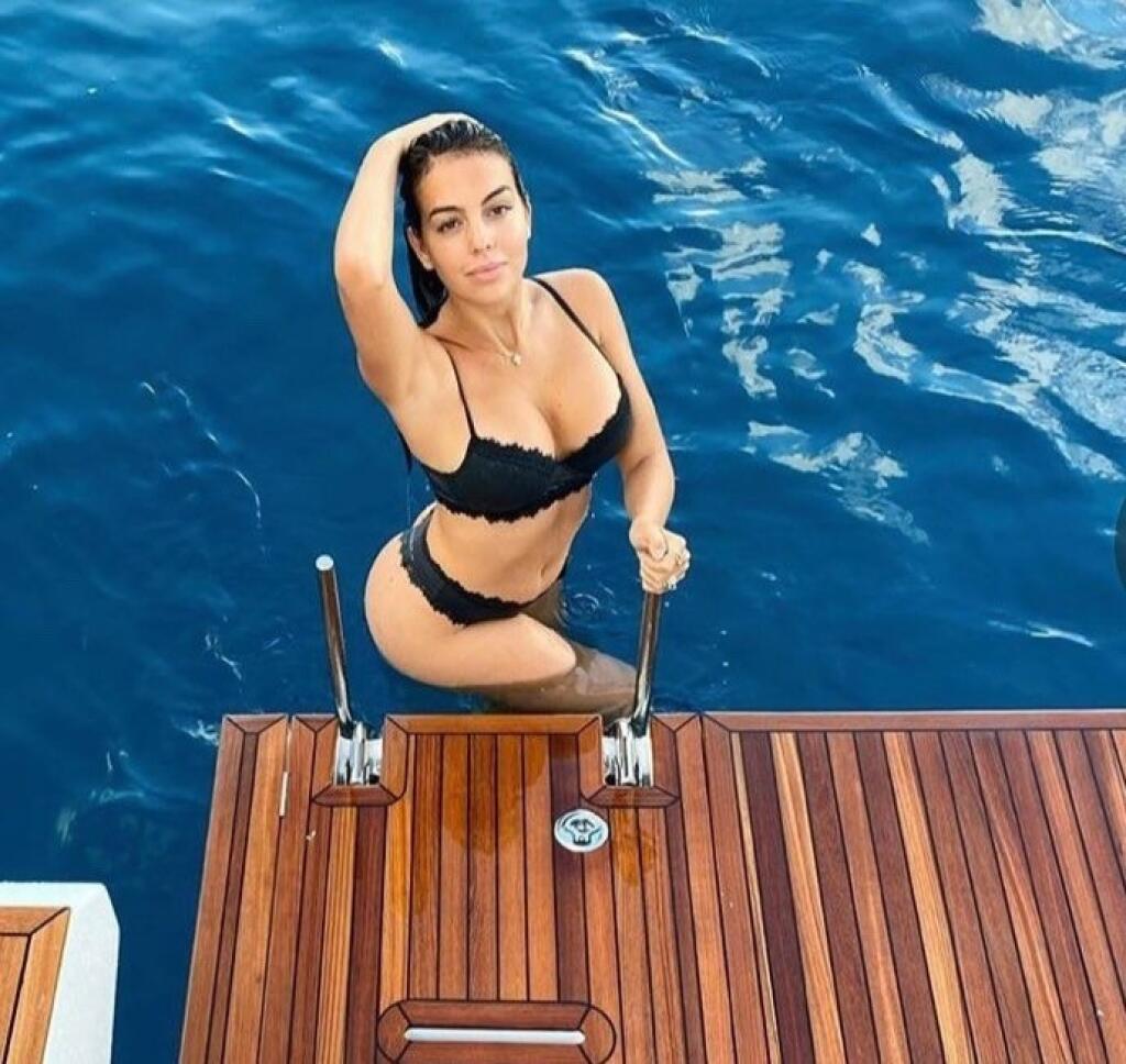 Georgina sa na jachte veľmi rada opaľuje. Nehanbí sa na nej vystaviť svoje ženské krivky.