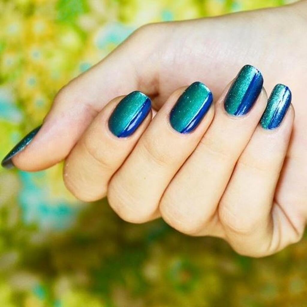 Сине-зеленый лак для ногтей