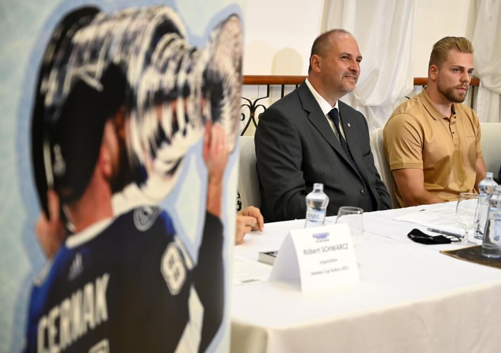 Erik Černák priznal, že Stanley Cup bolo jednoduchšie vyhrať, ako ho priviesť do Košíc.