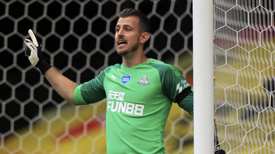 JB 24 Watford - Slovenský brankár Newcastle Martin Dúbravka dáva inštrukcie hráčom vo futbalovom zápase anglickej Premier League Watford - Newcastle vo Watforde 11. júla 2020. FOTO TASR/AP
Newcastle's goalkeeper Martin Dubravka gives instructions to his players during the English Premier League soccer match between Watford and Newcastle at the Vicarage Road Stadium in Watford, England, Saturday, July 11, 2020. (Mike Egerton/Pool via AP)