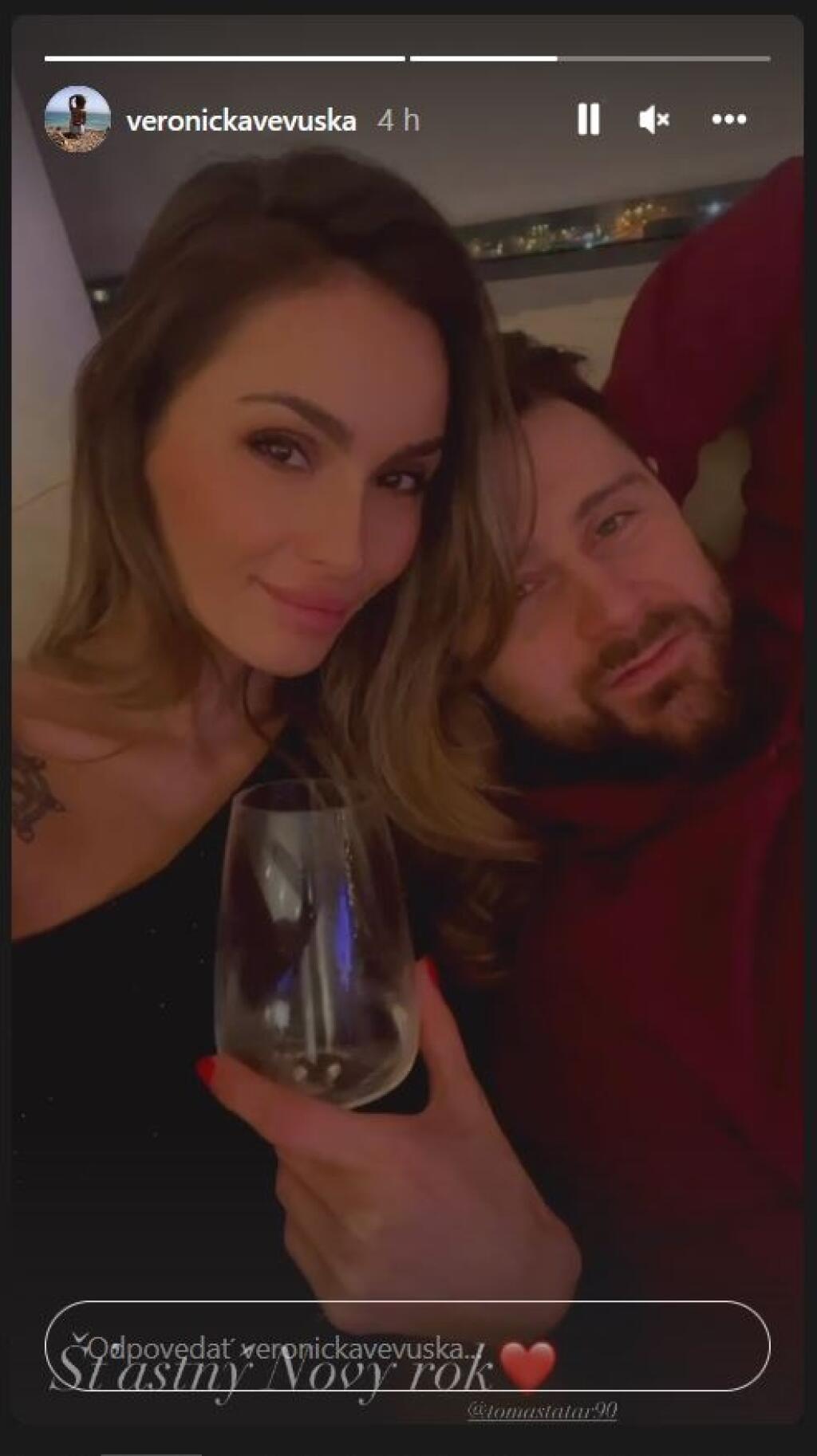 Tomáš Tatar s partnerkou Veronikou a ich novoročný pozdrav.