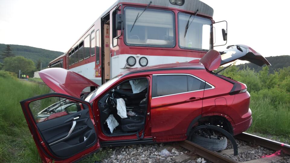 Vážne zranenia 12-ročného dievčaťa si vyžiadala 16. 5. zrážka vlaku s osobným automobilom v obci Trenčianske Jastrabie v okrese Trenčín. Štyridsaťsedemročná vodička osobného automobilu sa na chránenom železničnom priecestí so zvukovou a svetelnou signalizáciou pravdepodobne nepresvedčila, či môže bezpečne prejsť.