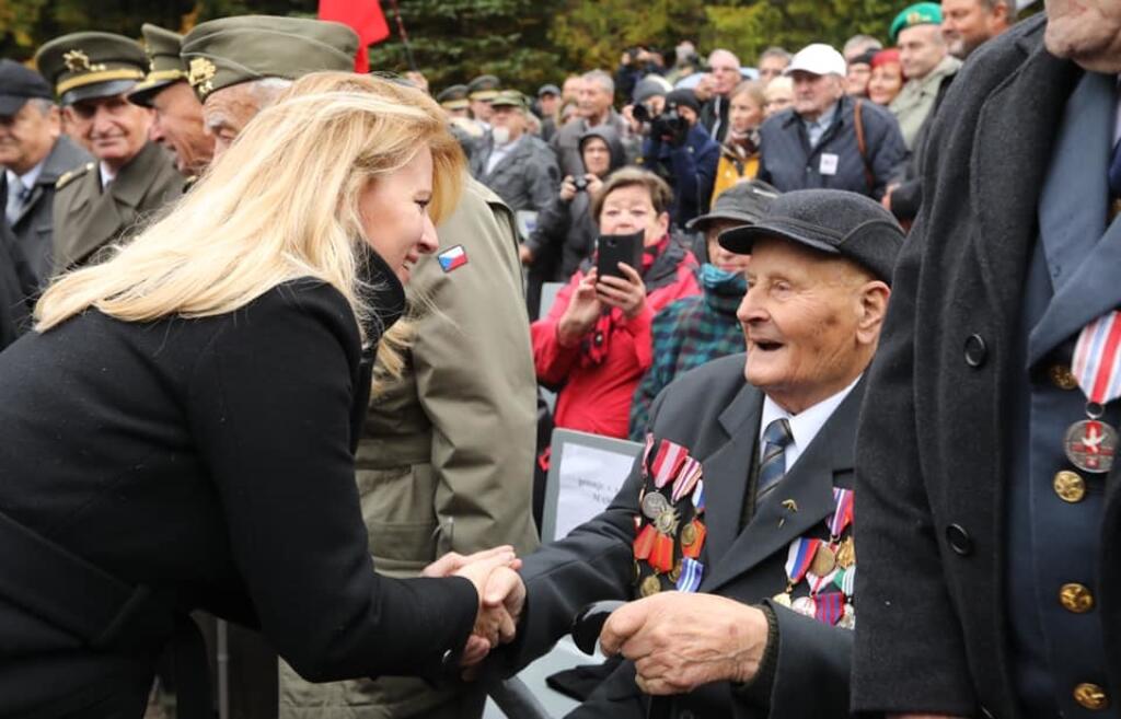 Prezidentka Zuzana Čaputová si podala ruku s veteránom z druhej svetovej vojny