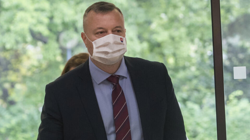 Na snímke minister práce, sociálnych vecí a rodiny SR Milan Krajniak prichádza na 34. schôdzu vlády SR 26. augusta 2020 v Bratislave. FOTO TASR - Martin Baumann