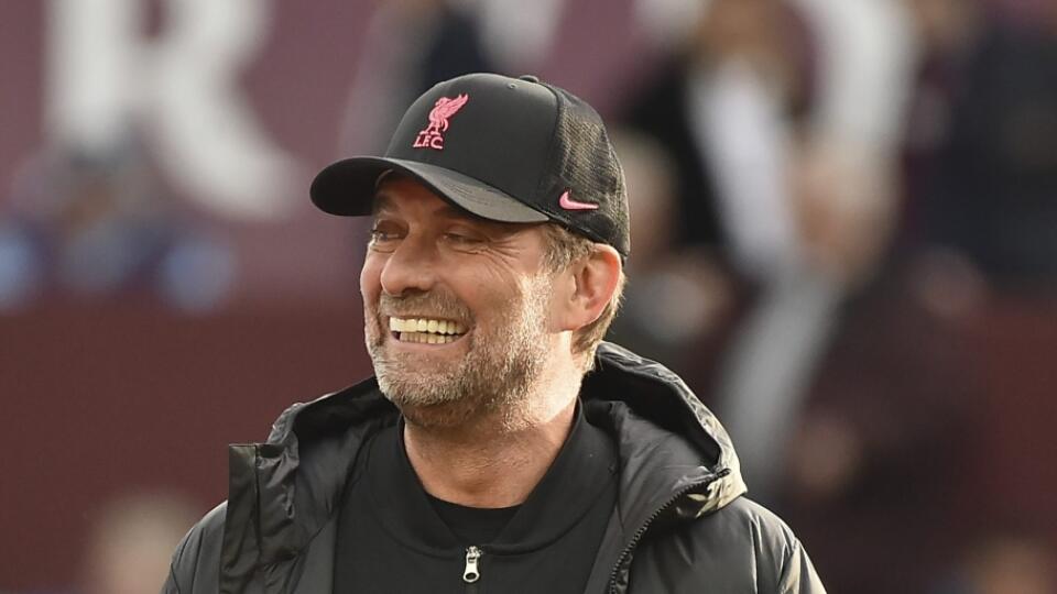 PK 45 Birmingham - Na snímke vľavo tréner FC Liverpoolu Jürgen Klopp sa usmieva pred dohrávkou 33. kola anglickej Premier League Aston Villa FC - FC Liverpool v Birminghame v utorok 10. mája 2022. FOTO TASR/AP
Liverpool's manager Jurgen Klopp, left, smiles before the English Premier League soccer match between Aston Villa and Liverpool at Villa Park in Birmingham, England, Tuesday, May 10, 2022. (AP Photo/Rui Vieira)