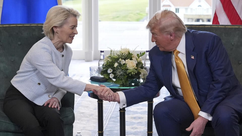 WA 63 Turnberry - Na snímke americký prezident Donald Trump a šéfka Európskej komisie (EK) Ursula von der Leyenová si podávajú ruky počas stretnutia v škótskom Turnberry v nedeľu 27. júla 2025. FOTO TASR/AP
President Donald Trump shakes hands with European Commission President Ursula von der Leyen as they meet at the Trump Turnberry golf course in Turnberry, Scotland Sunday, July 27, 2025. (AP Photo/Jacquelyn Martin)