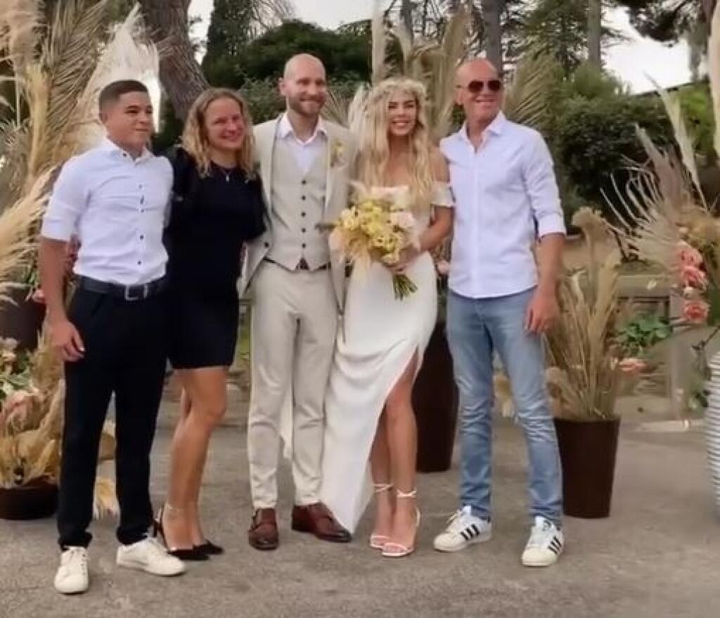 Svadobní hostia s novomanželmi.