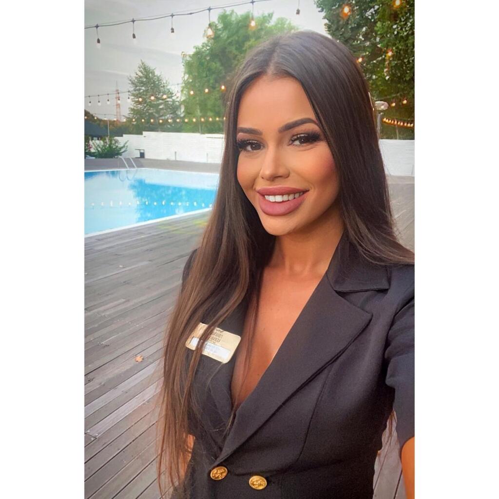 Sexi modelka Corina Nicolescu rada vystavuje svoje prednosti.